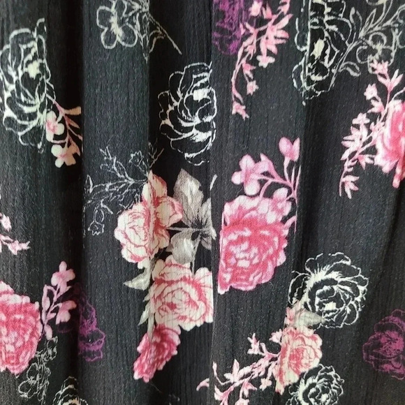 Torrid black floral gauze crochet sleeveless top - Picture 5 of 7